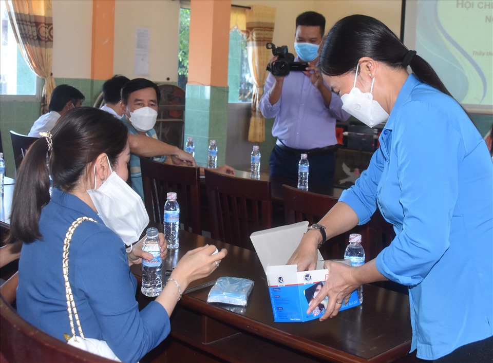 Đồng chí Lưu Thị Trúc Ly, Phó Chủ tịch LĐLĐ tỉnh Cà Mau, tặng khẩu trang y tế cho công nhân lao động.