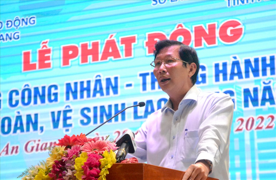 Phó Chủ tịch UBND tỉnh An Giang Lê Văn Phước phát biểu tại lễ phát động Tháng Công nhân. Ảnh: LT