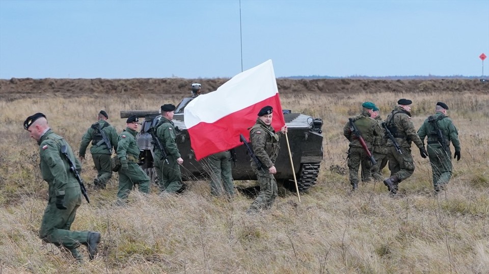 Binh sĩ Ba Lan tham gia tập trận với binh sĩ Anh, Mỹ và Romania tại bãi tập quân sự ở Bemowo Piskie. Ảnh: AFP