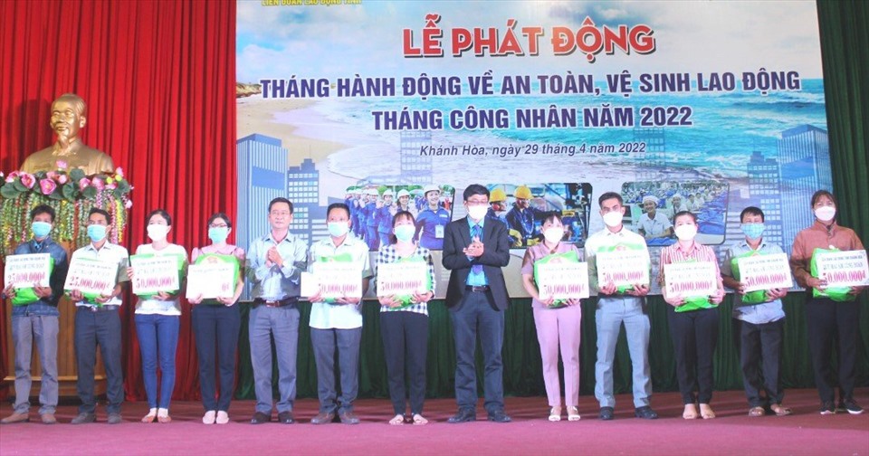 Hỗ trợ kinh phí nhà mái ấm cho đoàn viên nhân tháng công nhân 2022. Ảnh: Phương Linh