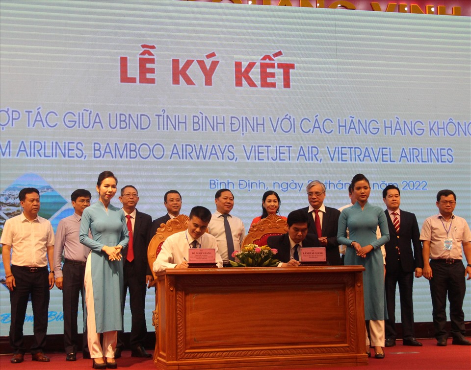 Phó chủ tịch UBND tỉnh Bình Định Lâm Hải Giang (phải) ký văn bản hợp tác chiến lược với lãnh đạo Vietnam Airlines