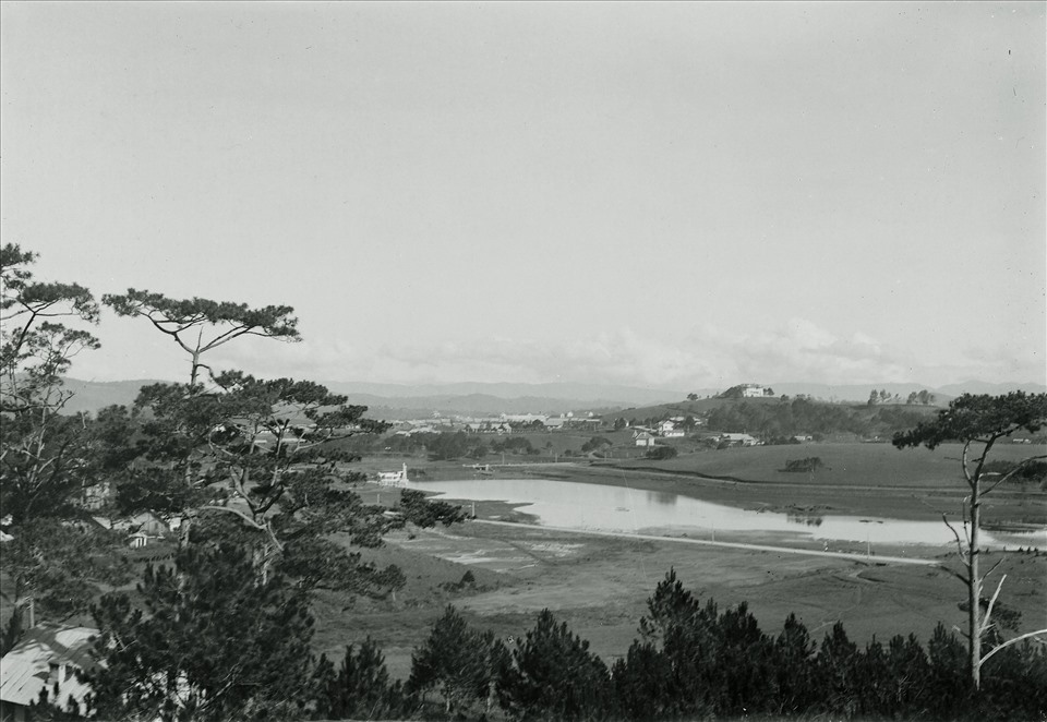 Grand Lac (hồ Xuân Hương sau này) thuở mới xây dựng thành phố (ảnh chụp thập niên 1920).