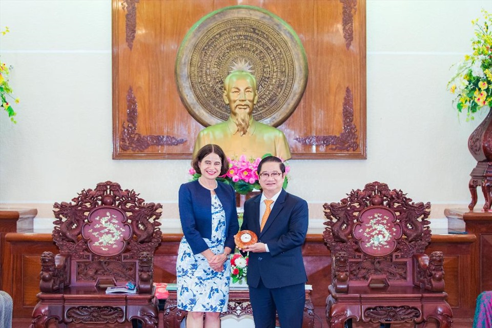 Đại sứ Australia Robyn Mudie gặp ông Trần Việt Trường, Phó Bí thư Thành ủy Cần Thơ, Chủ tịch Ủy ban nhân dân thành phố Cần Thơ để trao đổi về quan hệ hợp tác giữa Australia và Việt Nam. Ảnh: ĐSQ Australia