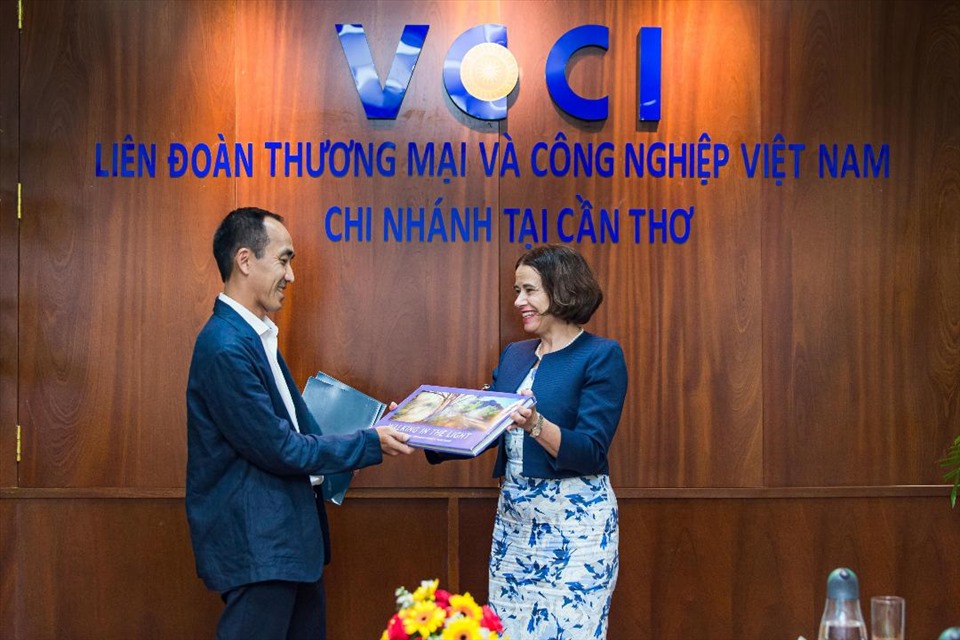 Đại sứ Australia Robyn Mudie gặp ông Nguyễn Phương Lam, Giám đốc Phòng Thương mại và Công nghiệp Việt Nam, Cần Thơ. Ảnh: ĐSQ Australia