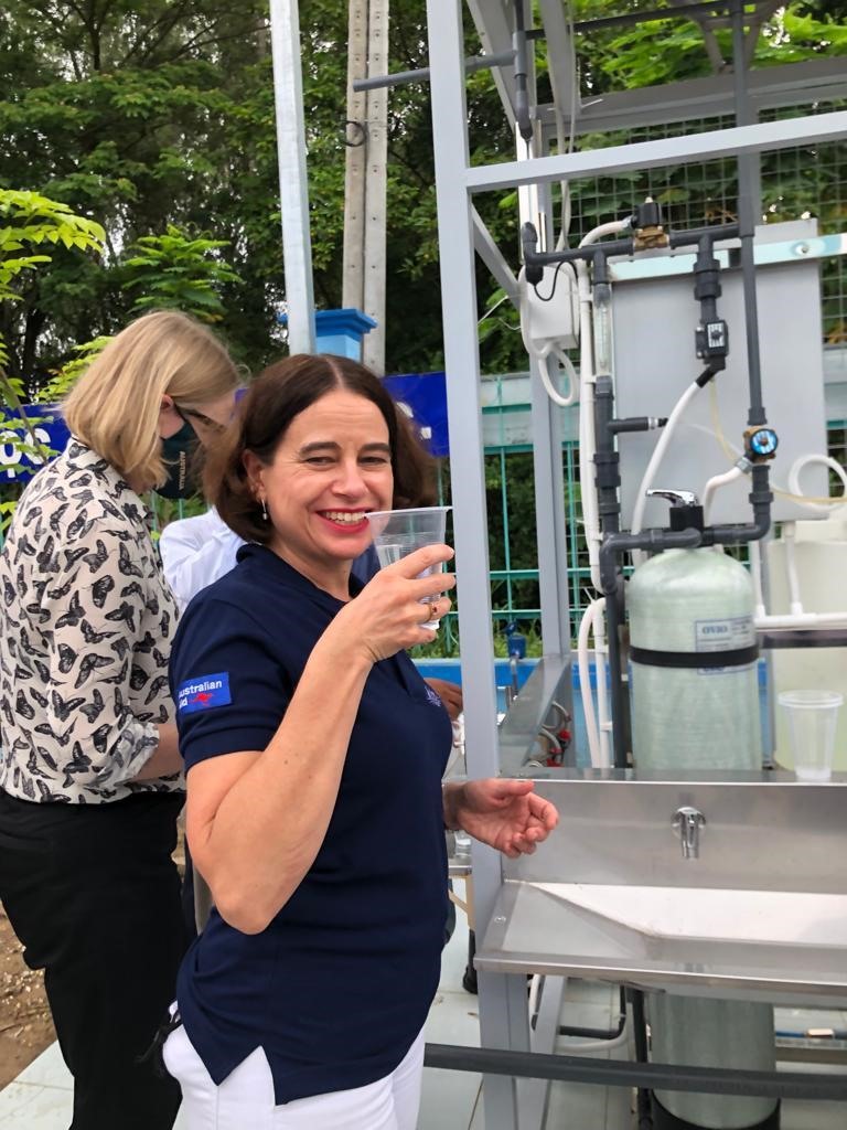 Australian Ambassador Robyn Mudie cut the ribbon to inaugurate the water supply station at Tan Hue primary school.  Photo: Australian Embassy