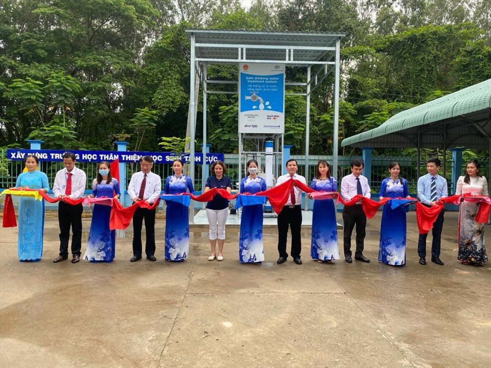 Australian Ambassador Robyn Mudie cut the ribbon to inaugurate the water supply station at Tan Hue primary school.  Photo: Australian Embassy