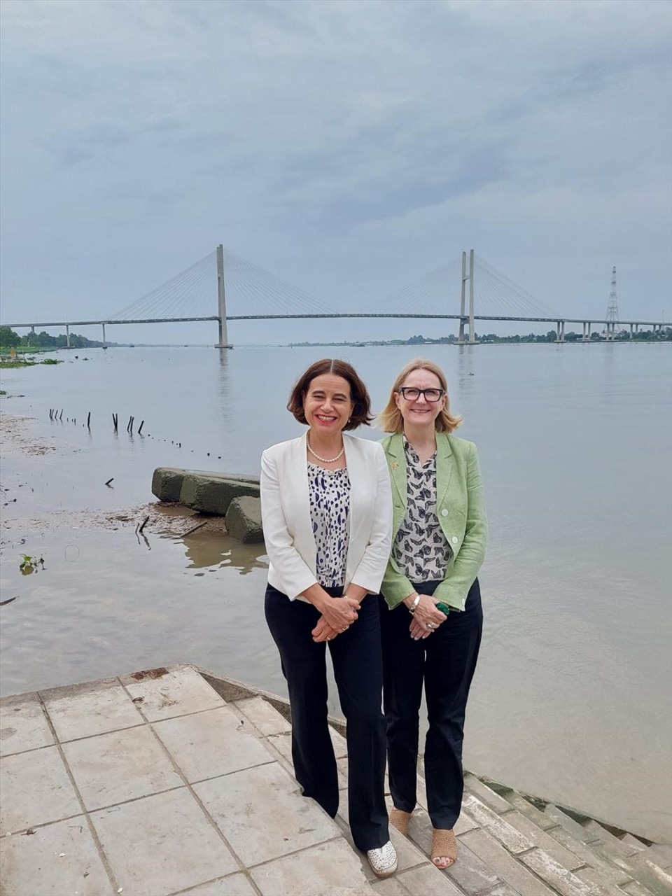 Australian Ambassador Robyn Mudie and Consul General Sarah Hooper visit Cao Lanh Bridge, a symbol of the Australia-Vietnam partnership.  Photo: Australian Embassy
