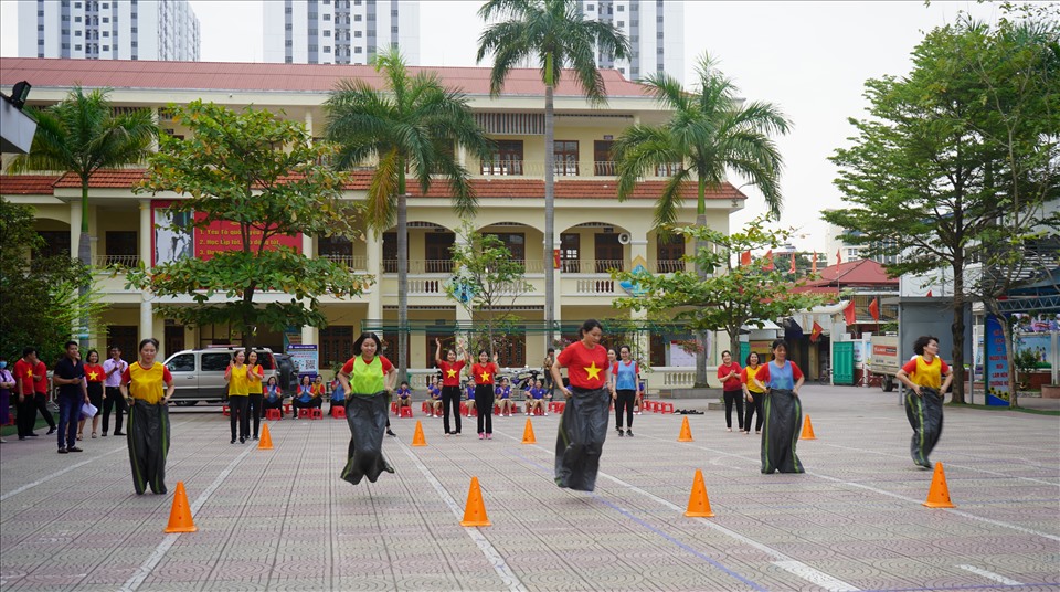 Đoàn viên, người lao động Trường tiểu học Lê Hồng Phong thi nhảy bao bố tại hội thao chào mừng Tháng Công nhân. Ảnh: Mai Dung