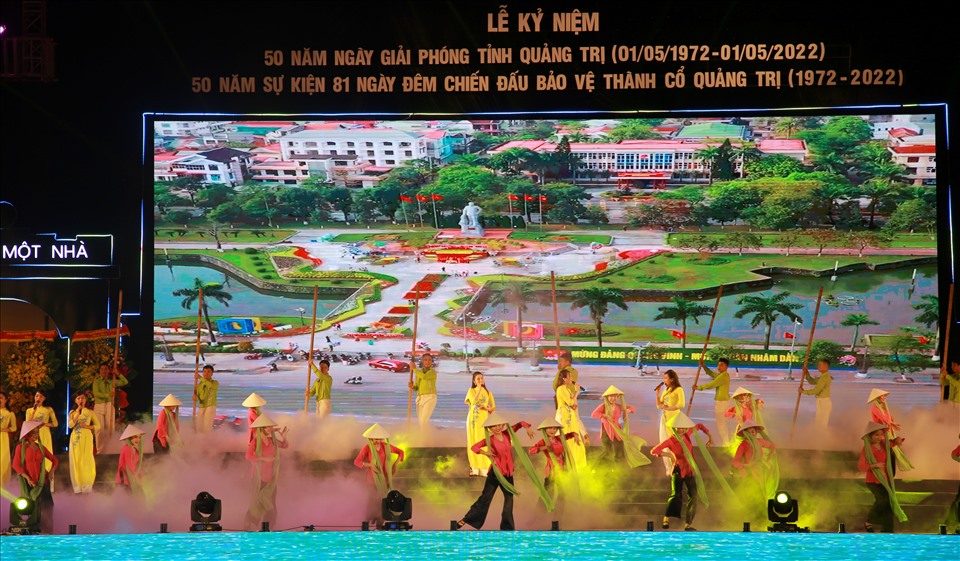Tiết mục nghệ thuật tại lễ kỷ niệm 50 năm ngày giải phóng tỉnh Quảng Trị, 50 năm sự kiện 81 ngày đêm chiến đấu bảo vệ Thành cổ Quảng Trị. Ảnh: Hưng Thơ.
