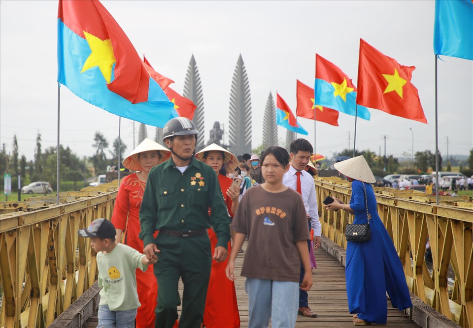 Tại lễ thượng cờ Thống nhất non sông, các Mẹ Việt Nam anh hùng, đông đảo tướng lĩnh, cựu chiến binh, người dân và du khách trong và ngoài tỉnh đã đến tham gia, chia vui.