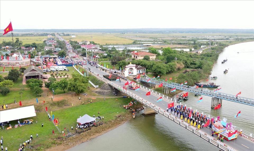 Ngay sau Lễ thượng cờ và lễ duyệt binh, trên sông Bến Hải diễn ra lễ hội đua thuyền, nên người dân đến xem rất đông.