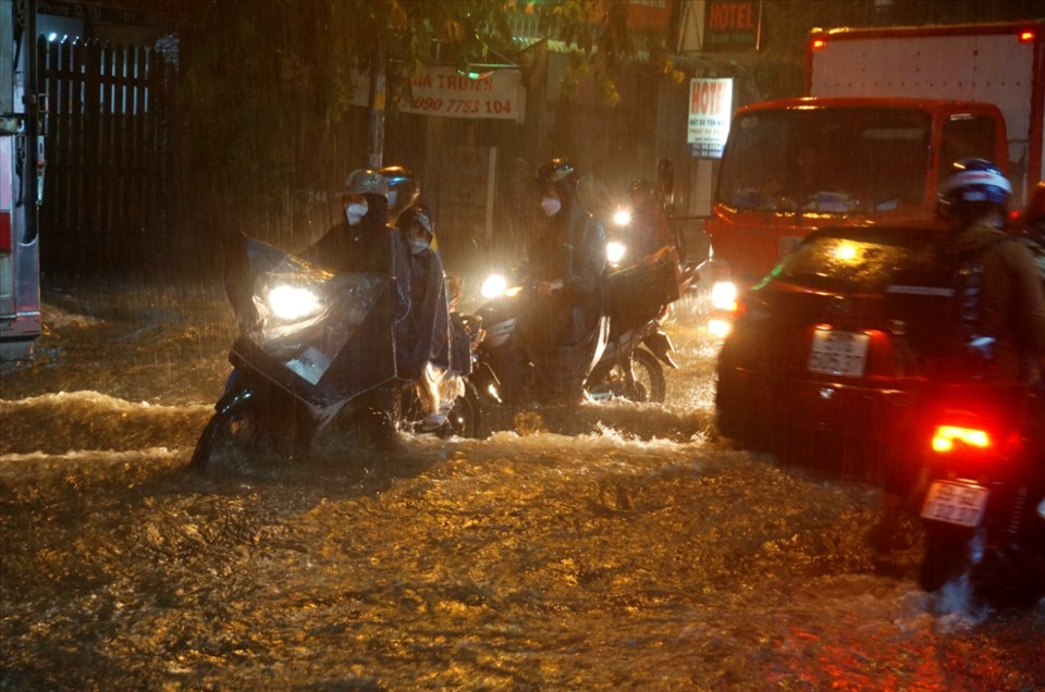 Trận mưa rất lớn khiến người đi đường đi lại khó khăn