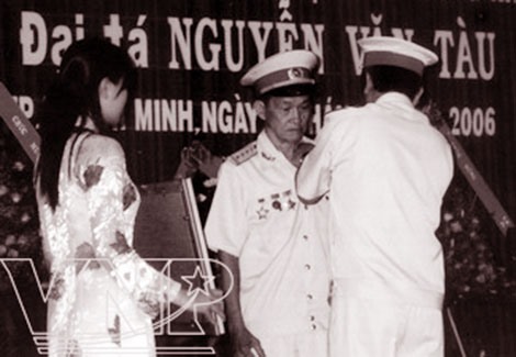 Năm 2006, ông Tư Cang được nhận danh hiệu Anh hùng Lực lượng Vũ trang Nhân dân .