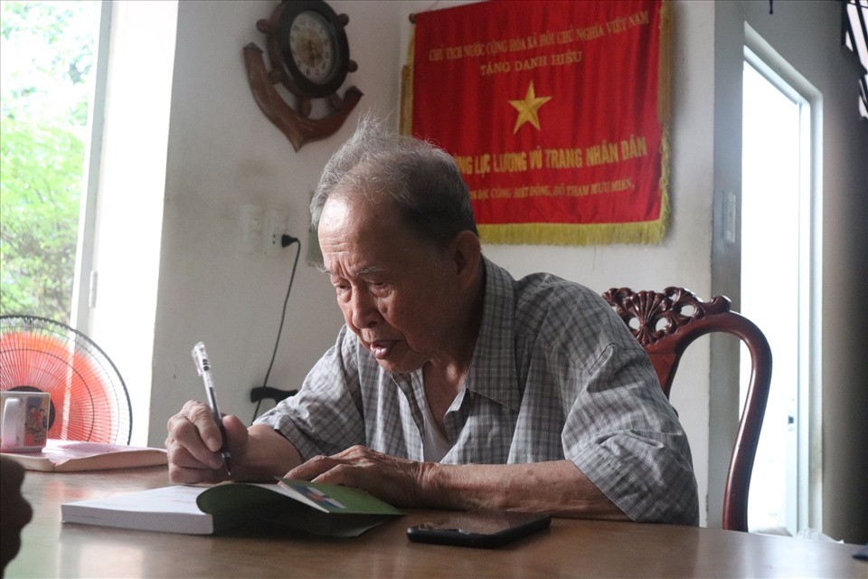 Tuy tuổi cao nhưng Ông vẫn lạc quan sống tích cực.