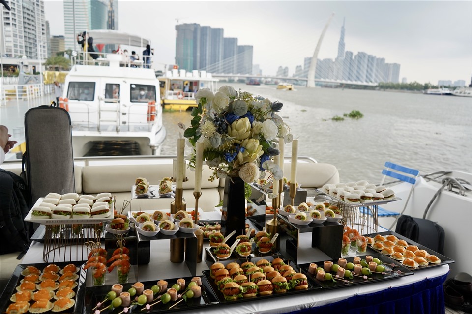 Ngoài ra, khách hàng còn có thêm sự lựa chọn thuê du thuyền nguyên chiếc xuất phát từ bến Bạch Đằng cho 3 giờ trên sông Sài Gòn bao gồm tối đa 25 khách khoảng 35 triệu đồng (đã bao gồm các loại phí, thức ăn nhẹ cho khách). Ngoài ra, khách hàng còn có thêm sự lựa chọn thuê du thuyền nguyên chiếc xuất phát từ bến Bạch Đằng cho 3 giờ trên sông Sài Gòn bao gồm tối đa 25 khách khoảng 35 triệu đồng (đã bao gồm các loại phí, thức ăn nhẹ cho khách). Ngoài ra, khách hàng còn có thêm sự lựa chọn thuê du thuyền nguyên chiếc xuất phát từ bến Bạch Đằng cho 3 giờ trên sông Sài Gòn bao gồm tối đa 25 khách khoảng 35 triệu đồng (đã bao gồm các loại phí, thức ăn nhẹ cho khách).