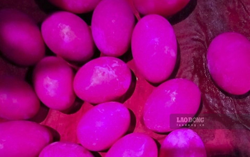 Vì trứng đỏ đem lại may mắn nên trong dịp này có những gia đình nhuộm hàng trăm quả để phát lộc cho con cháu và khách mời.