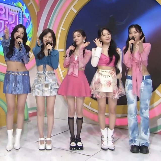 Cả 5 thành viên của Red Velvet đều có một thân hình mảnh mai. Các thành viên từ trái sang phải lần lượt là: Joy, Wendy, Irene, Yeri và Seulgi. Ảnh chụp màn hình