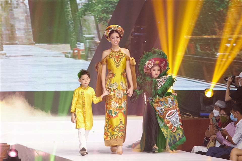 Hoa hậu Khánh Vân tái xuất sàn diễn thời trang trong chương trình “Thiên đường giấc mơ 2” tại Trung tâm văn hoá Quận 10. Đương kim Hoa hậu Hoàn vũ Việt Nam thu hút sự chú ý của đông đảo khán giả, lộng lẫy trong hai layout khác nhau.