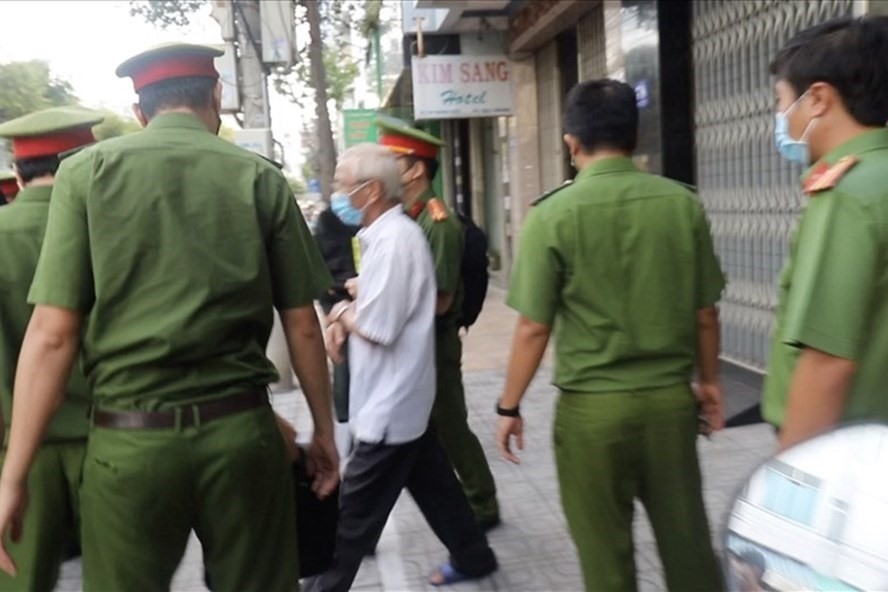 Công an bắt tạm giam cựu Giám đốc Sở Xây dựng Khánh Hòa - Lê Văn Dẽ.