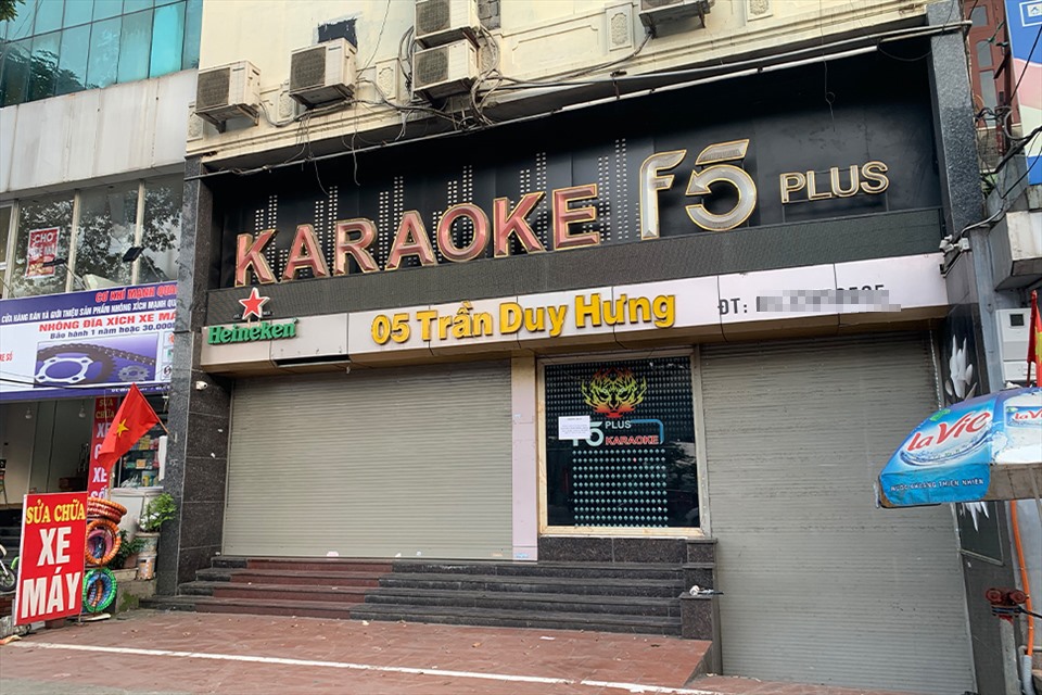 Quán karaoke trên đường Trần Duy Hưng đang đóng cửa vì Hà Nội chưa cho phép dịch vụ karaoke, spa, massage hoạt động.