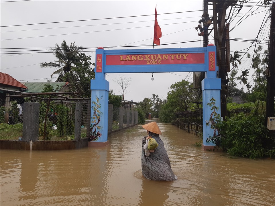 Nhiều nơi ở thôn Xuân Tuỳ (xã Quảng Phú, huyện Quảng Điền) ngập cục bộ. Ảnh: PĐ.