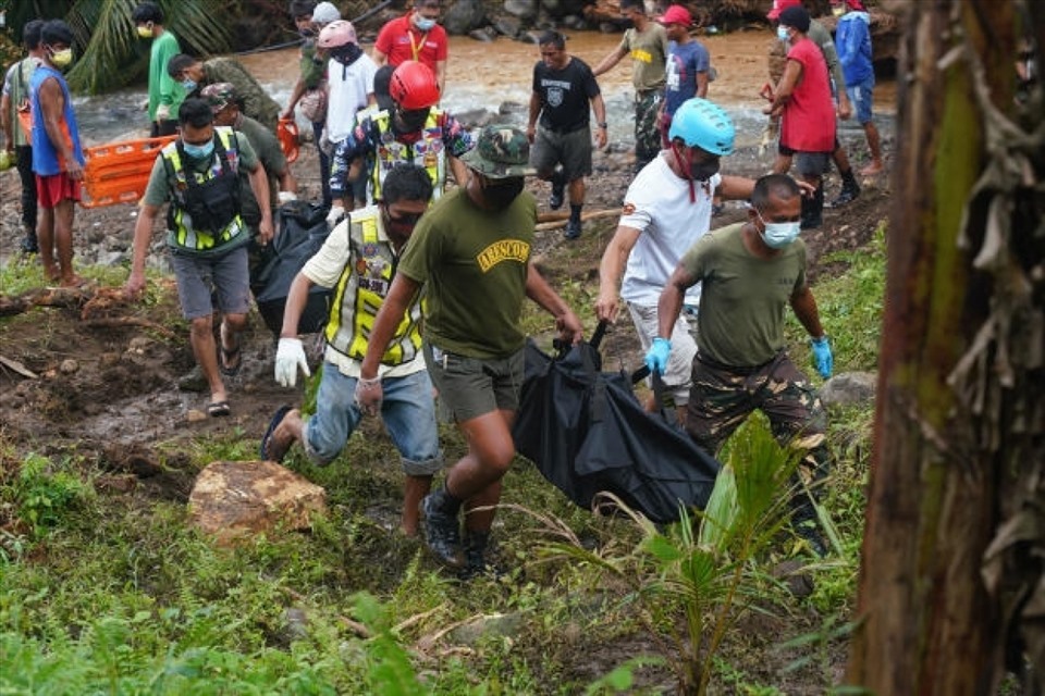 Bão Megi đổ bộ vào Philippines hôm 10.4 với sức gió 65 km/h, giật tới 80 km/h. Hơn 162.000 cư dân phải di dời đang trú ẩn tại các trung tâm sơ tán, trong khi hơn 41.000 người phải sống nhờ nhà người thân. Số người thiệt mạng trong cơn bão Megi - cơn bão đầu tiên năm 2022 ở Philippines lên tới ít nhất 123 người trong bối cảnh nước này đã chuyển từ hoạt động cứu hộ sang tìm kiếm thi thể sau bão. Ảnh: AFP