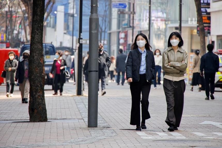 On April 15, South Korea decided to lift all current social distancing orders, including the regulation of gatherings of up to 10 people and the restriction of business hours until 24pm.  Regulations on the number of people gathering up to 299 people in large events or demonstrations and up to 70% of people at religious facilities will also be abolished.  The application period starts from April 18.  The government has also decided to allow eating and drinking inside cinemas, religious establishments and establishments with large gatherings from April 25.  Screenshots