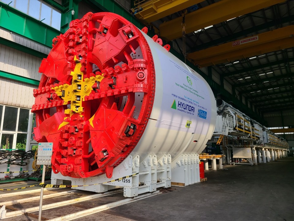 Máy đào hầm theo công nghệ TBM (Tunnel Boring Machine) thi công tuyến ngầm đường sắt Nhổn - ga Hà Nội. Ảnh: T.Vương