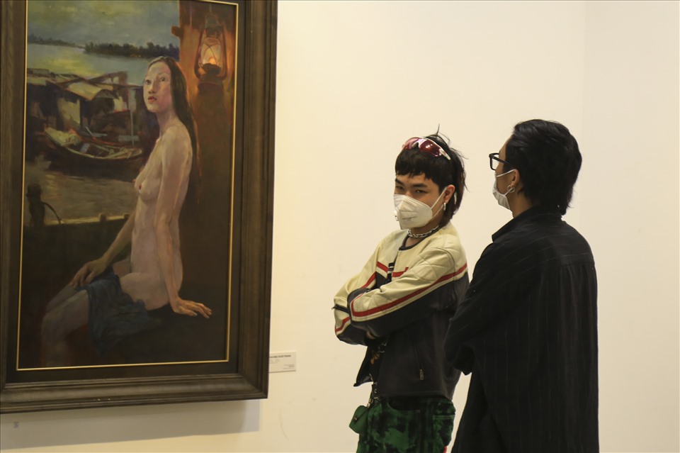 Nhiều bạn trẻ yêu nghệ thuật cũng đến với triển lãm để chiêm ngưỡng các tác phẩm