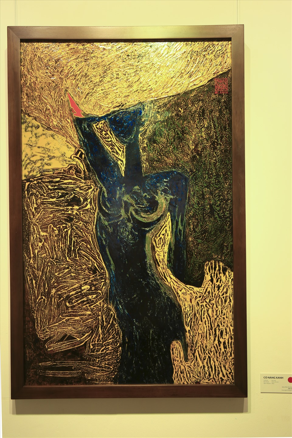 Bức tranh Cô Nàng Xanh của họa sĩ Nguyễn Trường Linh là bức tranh để lại ấn tượng lớn cho khán giả đến xem bởi sự sống động trong cách phối màu và nét hiện đại được thể hiện.