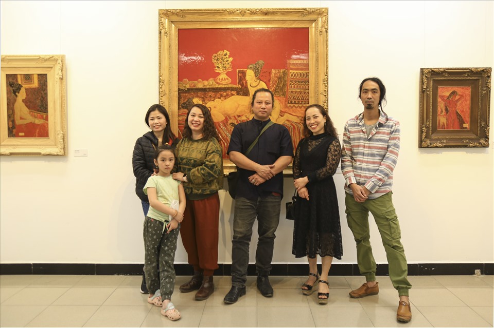 Túc trực ở buổi triển lãm có họa sĩ Nguyễn Minh Đông, Phạm Ngọc My, Lương Thu Hà. Các họa sĩ thay phiên nhau giới thiệu và đón tiếp công chúng đến với triển lãm. Đồng thời họ cũng truyền tải được thêm nhiều năng lượng và thông điệp của buổi triển lãm đến với những người yêu tranh, yêu nghệ thuật.