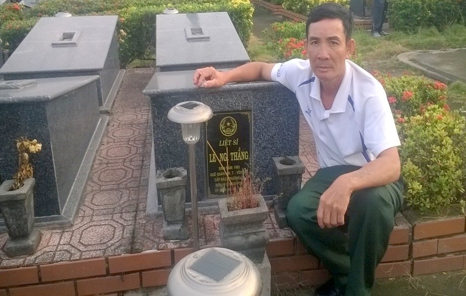 Ông Phan Tư Lam bên mộ liệt sĩ Lê Ngọc Thắng (1953-1986) ở tỉnh Bắc Giang. Ảnh: NVCC