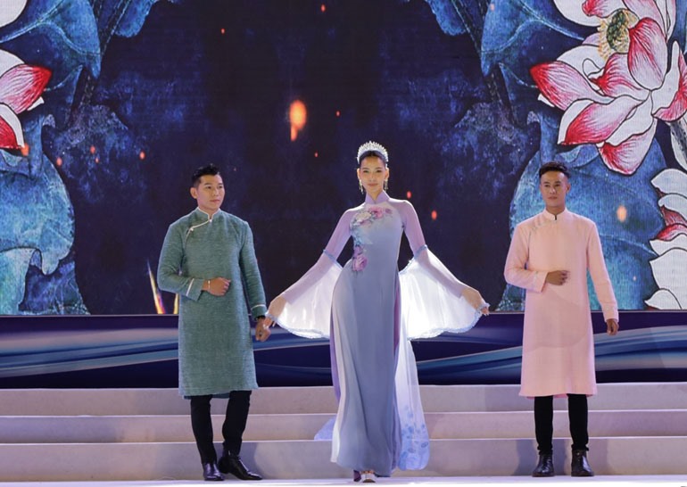 Á Hậu 1 Hoa hậu Hoàn vũ Việt Nam 2017 Hoàng Thuỳ trình diễn áo dài trong bộ sưu tập “Mộng thiên đường”