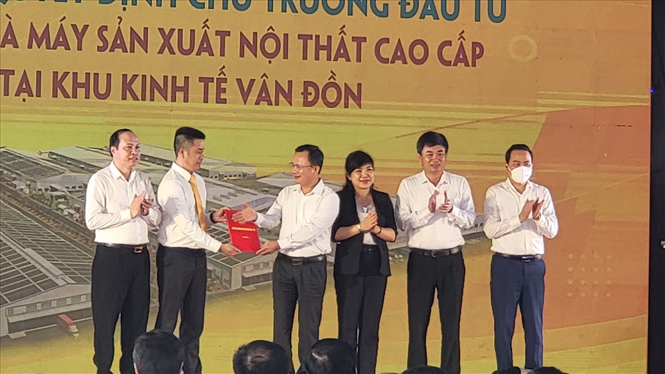UBND tỉnh Quảng Ninh trao quyết định chủ trương đầu tư dự án Nhà máy sản xuất nội thất cao cấp tại Khu kinh tế Vân Đồn  cho Công ty CP Mặt trời Vân Đồn. Ảnh: T.N.D