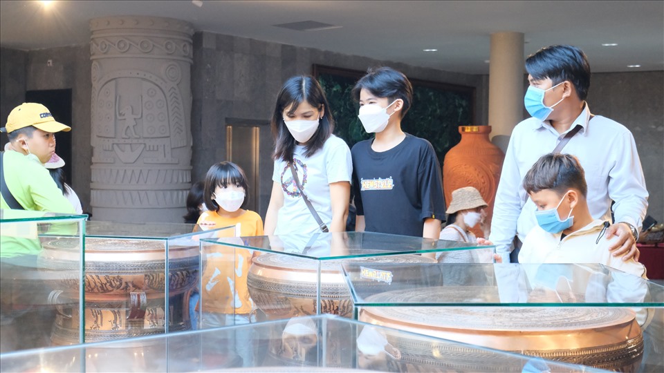 Khách tham qua chăm chú ngắm nhìn hiện vật tại khu trưng bày Đền thờ Vua Hùng