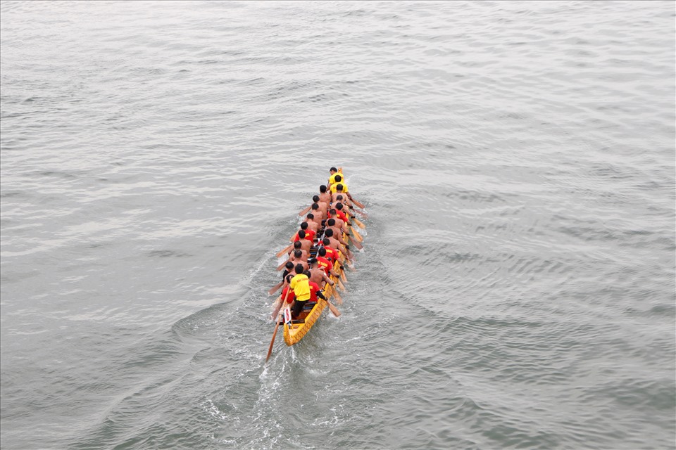 Được tổ chức trở lại sau 2 năm tạm dừng vì dịch bệnh COVID-19, lễ hội đua thuyền trên sông Nhật Lệ năm nay thu hút sự quan tâm của đông đảo người dân. Ảnh: H.L
