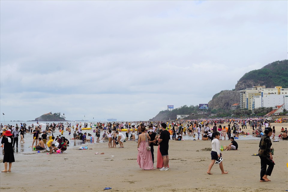 Khoảng 9h sáng, Bãi Sau khá đông du khách vui chơi tắm biển, checkin chụp ảnh dù trời nhiều mây, nhiệt độ khá ấm áp chứ không quá oi bức. Ảnh: T.A