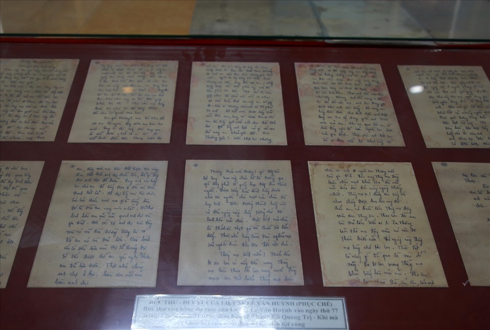 Bức thư viết bằng dự cảm của liệt sĩ Lê Văn Huỳnh vào ngày thứ 77 trong chiến dịch 81 ngày đêm bảo vệ Thành cổ Quảng Trị được bảo quản trong tủ kính. Ảnh: Hưng Thơ.