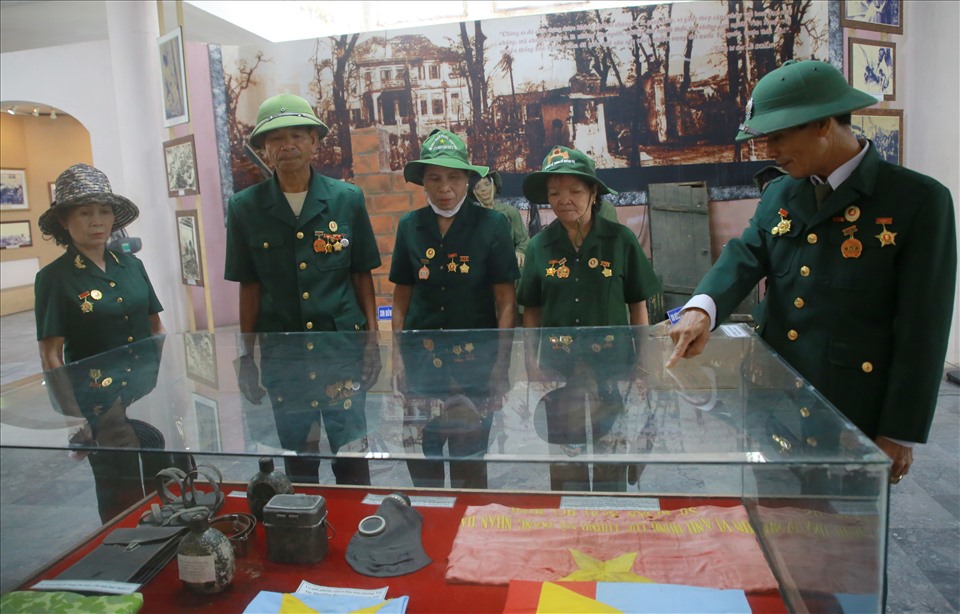 Các cựu chiến binh đến tham quan ở Bảo tàng Thành cổ Quảng Trị. Ảnh: Hưng Thơ.