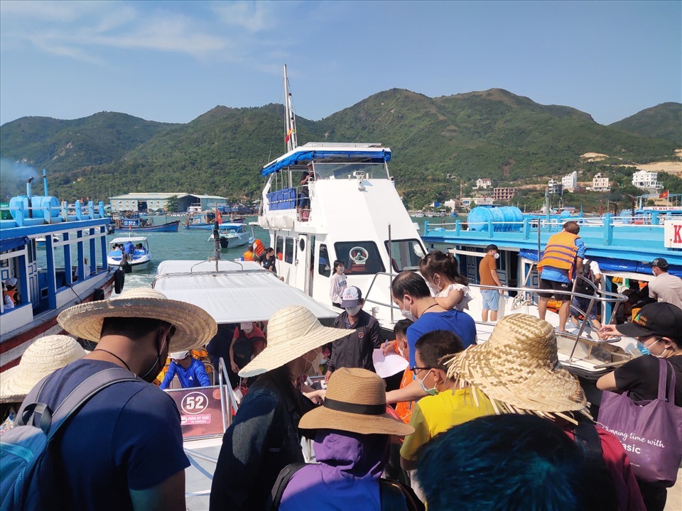 Du khách lựa chọn ra khu vực bến tàu du lịch để ra đảo ở Nha Trang.