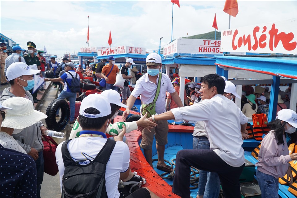 Đến sáng 30.4, có khoảng 3.000 khách du lịch đến bến tàu để đi tham quan các điểm du lịch trong vịnh Nha Trang.
