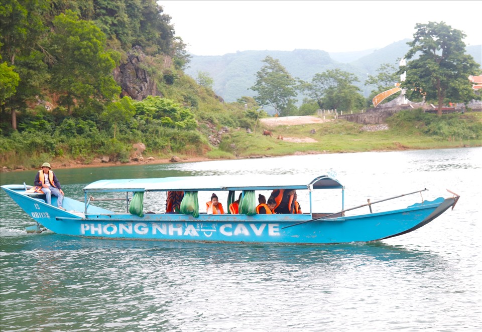 Du khách trải nghiệm du lịch trên sông Son tại Phong Nha - Kẻ Bàng. Ảnh: H.L