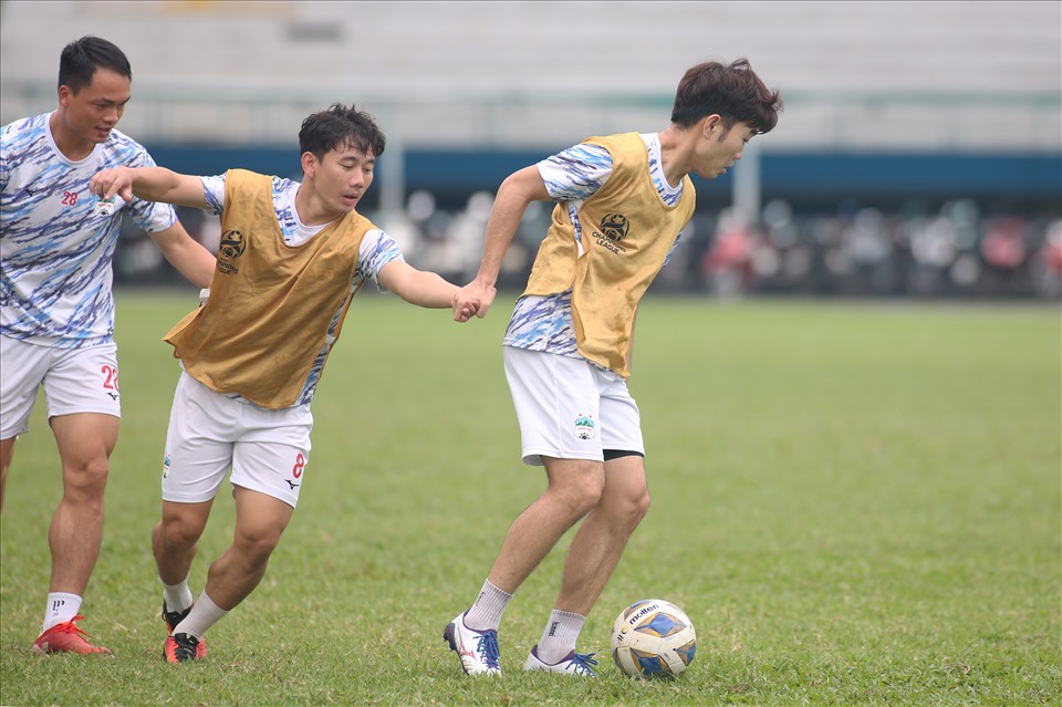 Theo đó, các cầu thủ sẽ bắt cặp và cùng nhau nắm tay thi đấu một trận bóng đá.