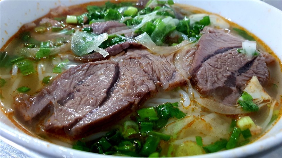 Một bát bún bò Huế. Ảnh: PĐ.