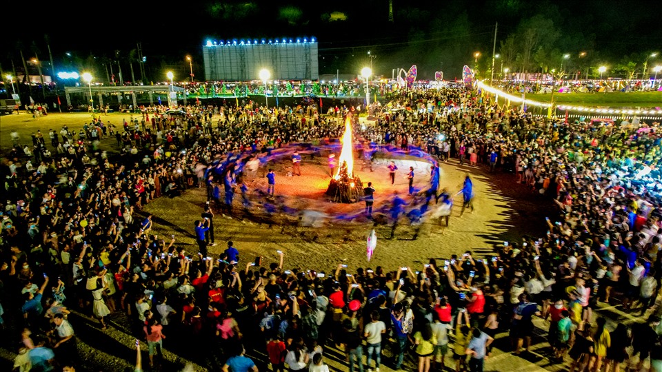 Lễ hội Kỳ Hoa được kỳ vọng trở thành điểm đến hàng đầu dịp lễ 30.4-1.5, đồng thời góp phần tái khởi động du lịch tỉnh Lạng Sơn. Lễ khai mạc diễn ra vào 20h ngày 29.4.