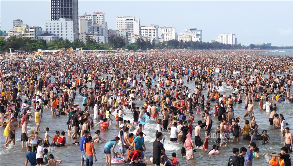 Bãi biển Sầm Sơn (Thanh Hóa) kín đặc người trong ngày đầu nghỉ lễ.