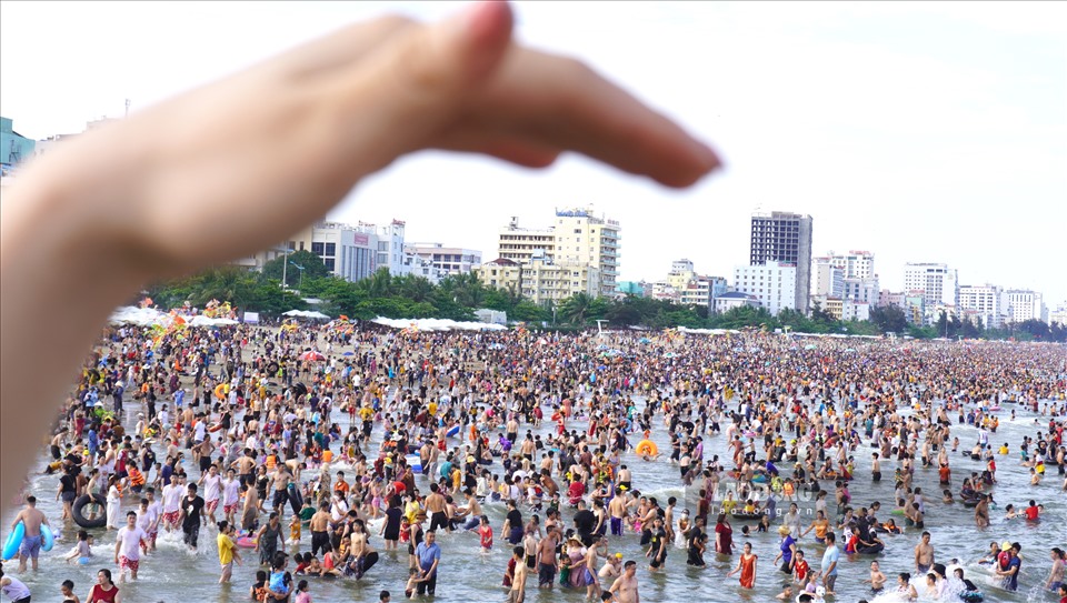 Theo ghi nhận của Lao Động, trong chiều ngày 30.4, hàng vạn du khách đã đổ về biển Sầm Sơn (Thanh Hóa), khiến bãi biển luôn trong tình trạng kín đặc.