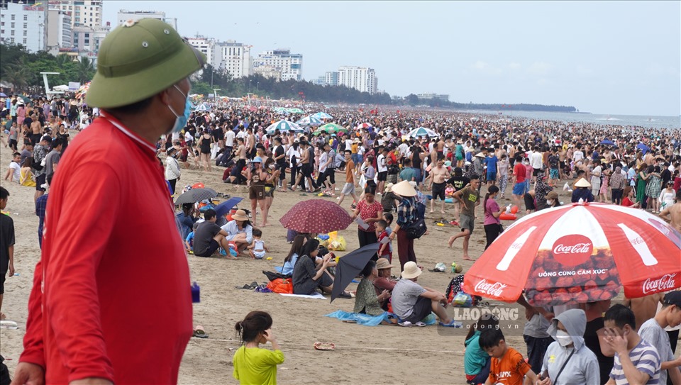 Do lượng người quá đông, khiến lực lượng cứu hộ, cứu nạn phải thường trực tại nhiều nơi trên bãi biển, nhằm đảm bảo an toàn cho du khách.