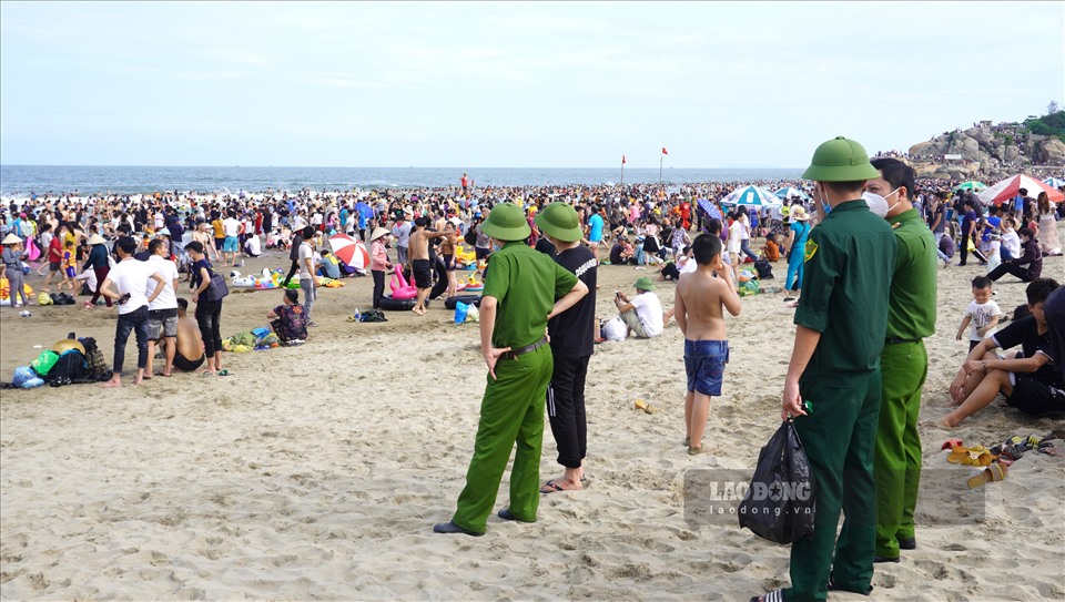 Lực lượng chức năng TP.Sầm Sơn thường trực trên bãi biển để đảm bảo an ninh, an toàn.