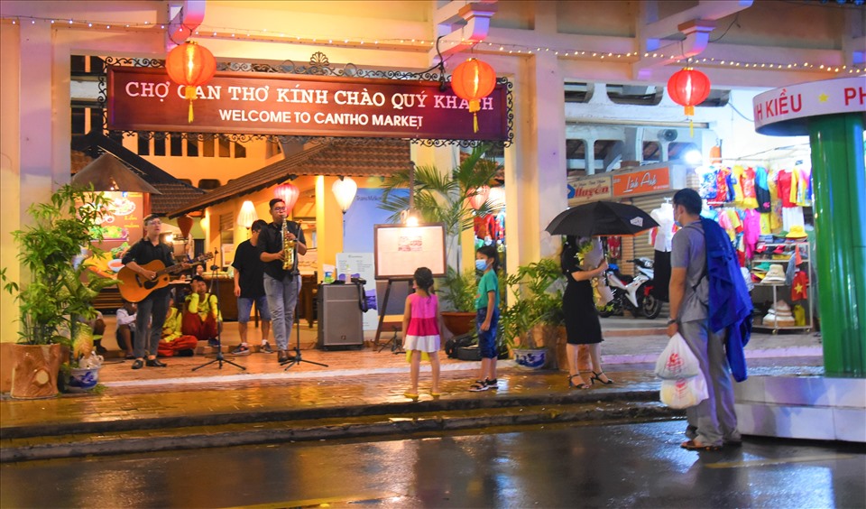 Dù thời tiết không thuận lợi, trời đổ mưa nhưng nhiều du khách vẫn dạo phố đi bộ. Ảnh: TN